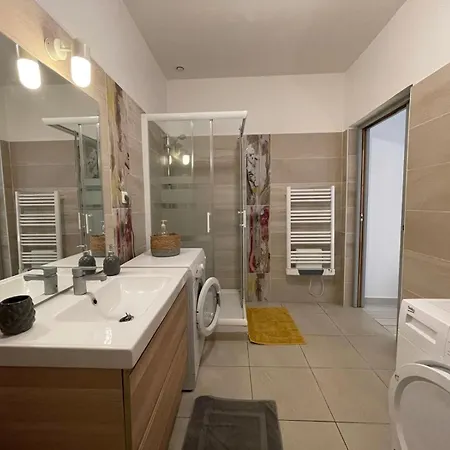 Joli Hypercentre T2, Classe Meuble De Tourisme 3 Avec Parking Gratuit * Beziers